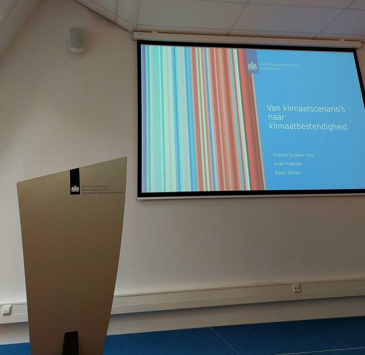 Foto van een presentatie tijdens de workshop bij het KNMI