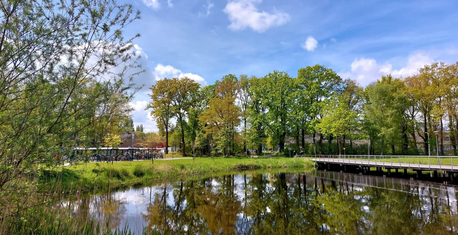 Foto van een zonnige dag op de campus van de Wageningen Universiteit