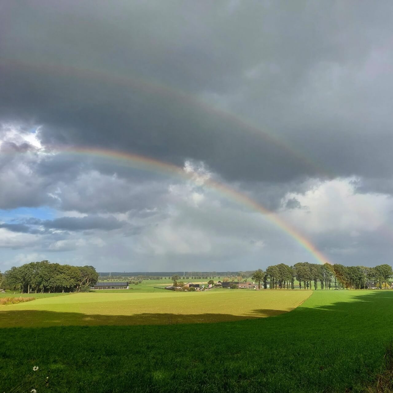 Foto van een regenboog in de richting van Wageningen, vanuit Achterberg