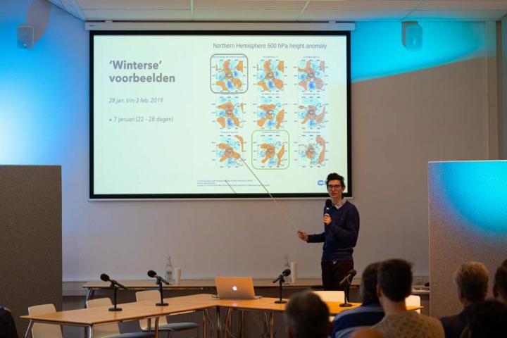 Foto van een presentatie tijdens de workshop bij het KNMI