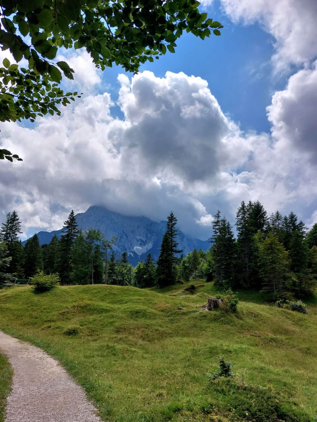 Foto van wolken boven de Wettersteinspitzen (bij Mittenwald)